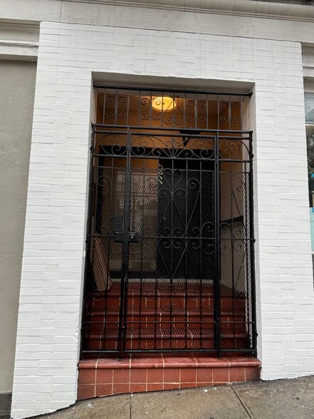 main entry - 1101 Leavenworth St