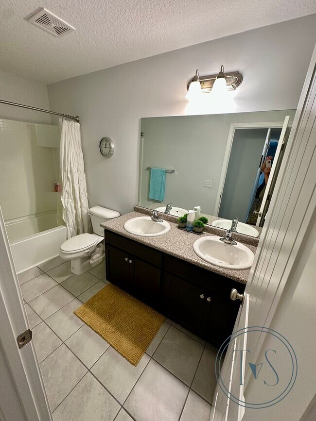 Building Photo - SPRING MOVE-IN SPECIAL: $1000 OFF 1ST MONT...