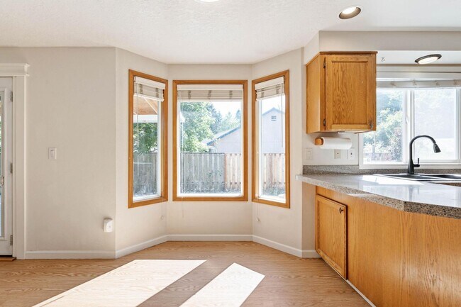 Building Photo - Comfortable 4-bdrm/2.5-bath home in Hillsb...