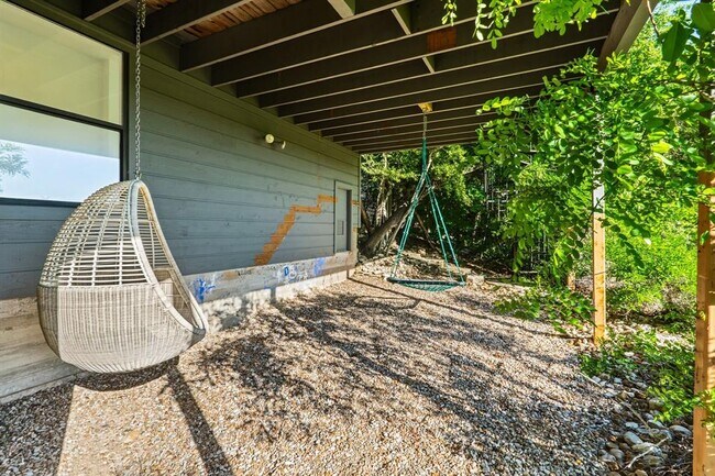 Building Photo - 911 Redbud Trail