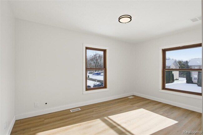 Building Photo - 35942 Vinewood St