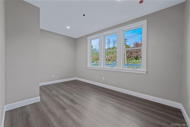 Building Photo - 110 School St