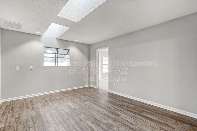 Building Photo - 3312 Pickwick Dr S