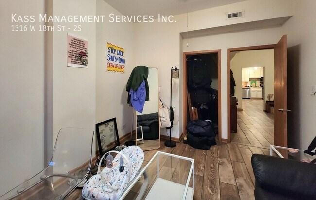 Building Photo - Recently Rehabbed Cozy Pilsen 2 bedroom Unit