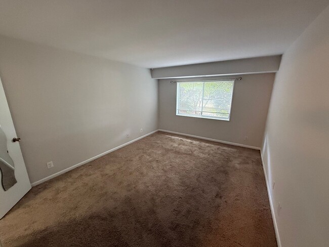 Building Photo - Spacious Ground Floor Condo in Silver Spring