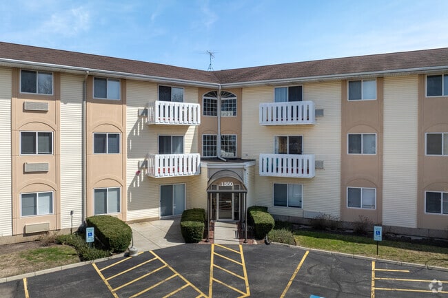 Entrance - Gurnee Meadows Independent Living