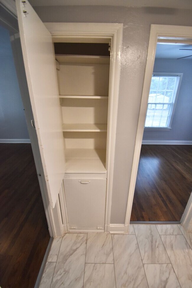 Building Photo - 219 E 6th Ave