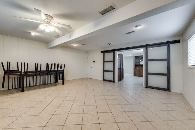 Building Photo - 6209 Glenhaven Dr