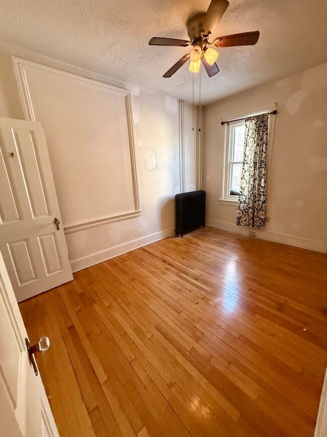 Building Photo - 326 W Broad St