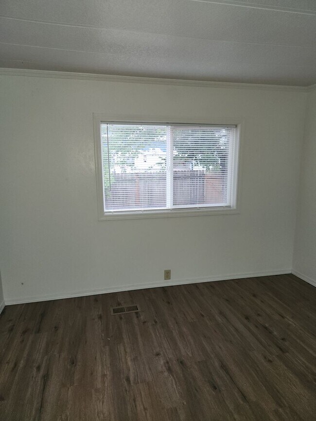 Building Photo - 2-bedroom 1 bath House