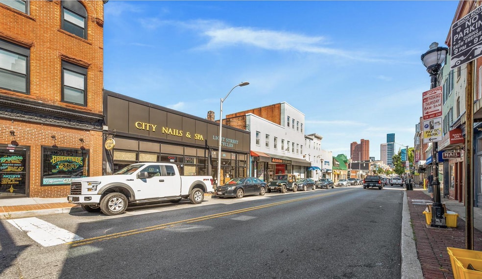 Walking distance to the classics - 139 W Hamburg St