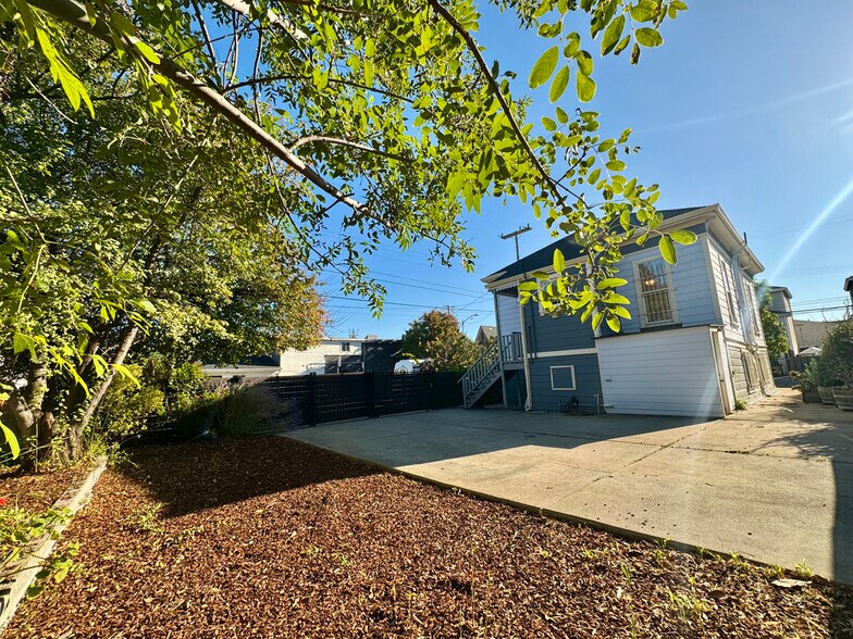 Building Photo - 1054 24th St