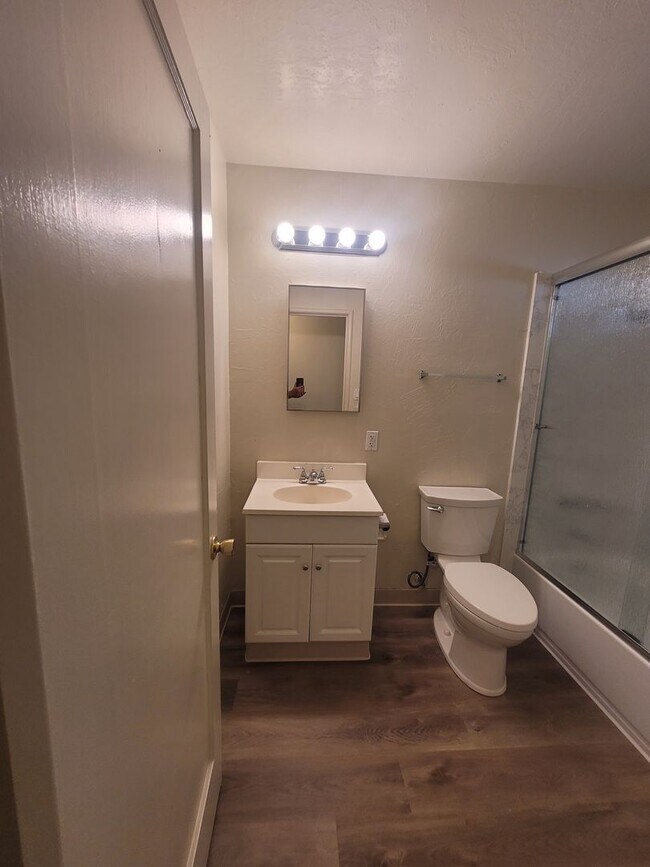 Building Photo - Three bedroom 1 bath with central heat and air