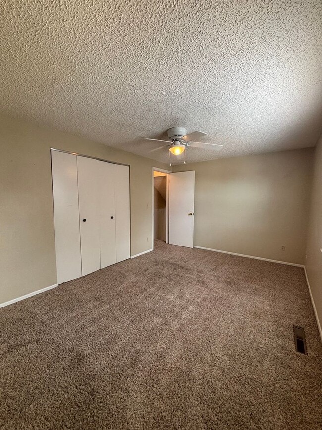 Building Photo - 3 bed, 1.5 bath - Available Now! MileStone...