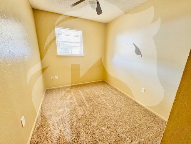 Building Photo - "Charming 4-Bed Oasis on NW Hoover Ave, Lawton"