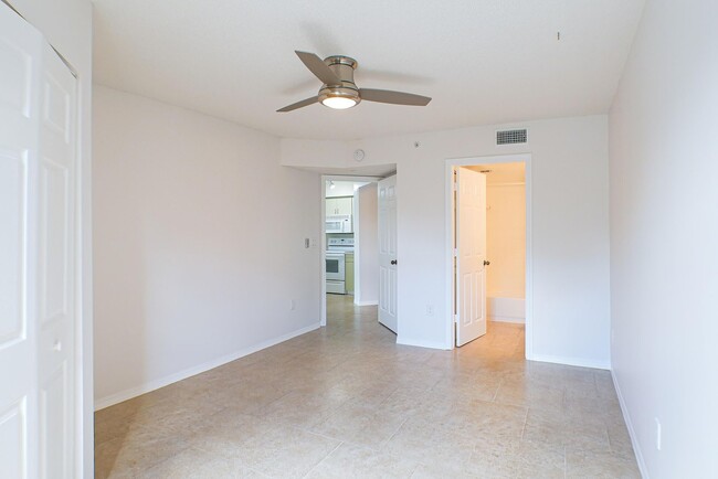 Building Photo - Charming 2 beds 2 baths condo, gated commu...