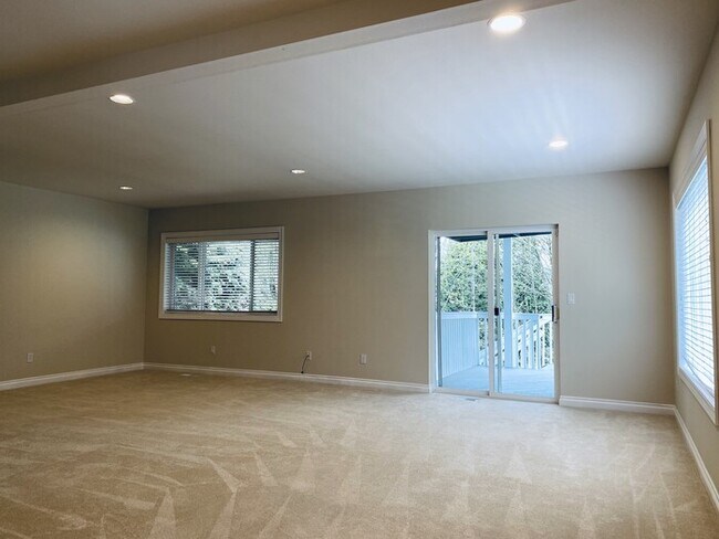 Building Photo - 5 Bedroom Craftsman - Home Great Schools -...