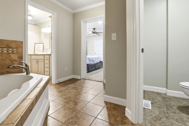 Building Photo - 607 Oakwood Ave