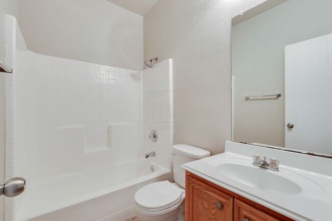 Building Photo - 4 Bedroom/2 Bathroom HOME FOR LEASE! Just ...