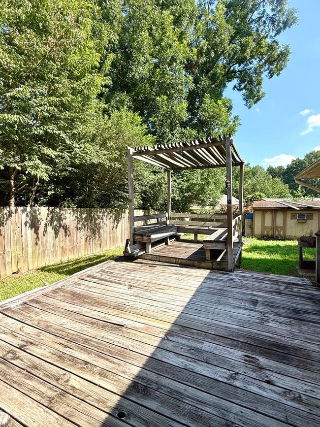 Building Photo - Now Available – Fully Remodeled 3 Bed / 2 ...