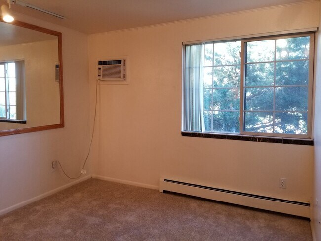 Building Photo - REDUCED! TOP FLOOR 2 BD/1 BA w/ washer/dry...