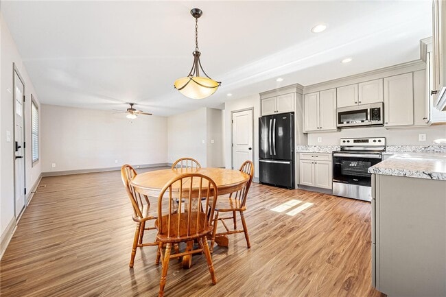 Building Photo - 300 Cottage Hl Ct