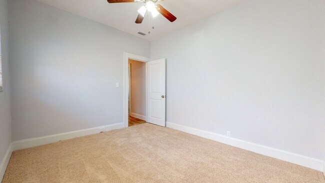 Building Photo - Adorable 3 bedroom / 2 bathroom Home for R...