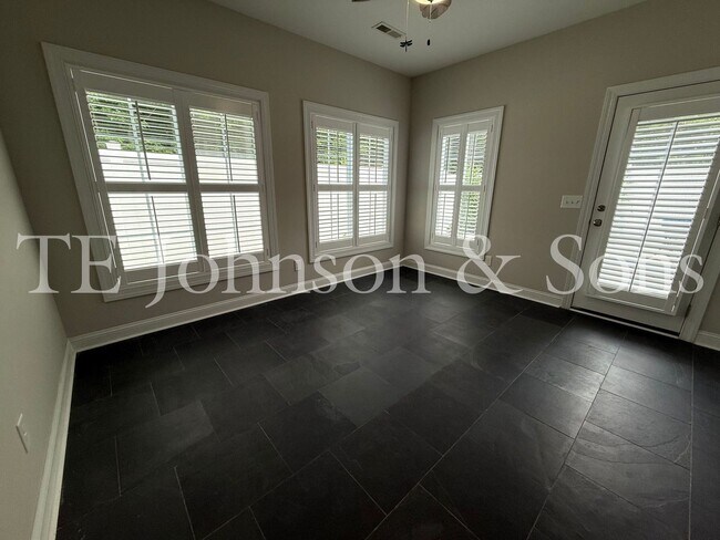Building Photo - Beautifully Appointed Home in Clemmons