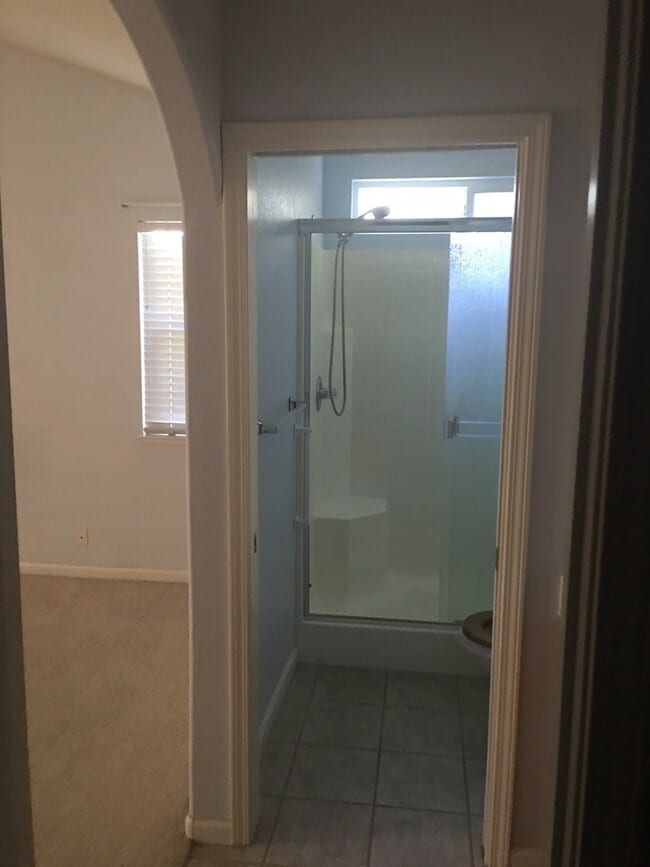 Building Photo - Beautiful home in desired location