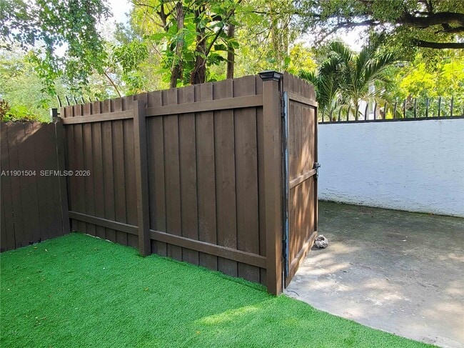 Building Photo - 1901 NW S River Dr