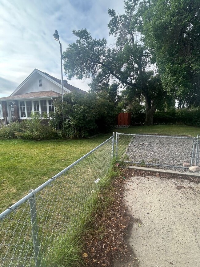 Building Photo - Charming 2-Bed, 2-Bath Home with Garage, F...