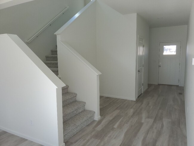 Building Photo - Exquisite 3 Bed 2.5 Bath Single Family Home