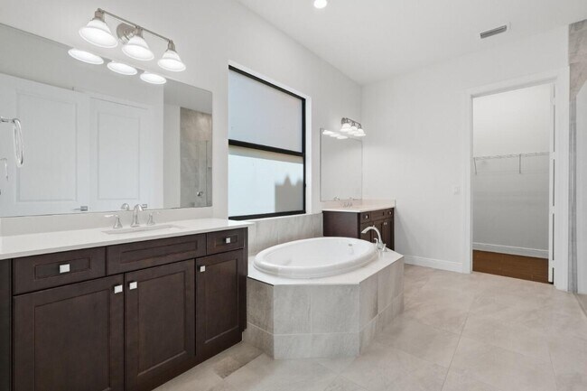 Building Photo - 11760 Bayview Cir