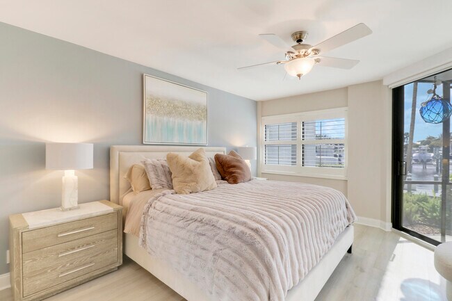 Building Photo - 515 Bay Colony Dr N
