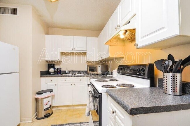 Building Photo - 3595 Woodbriar Cir