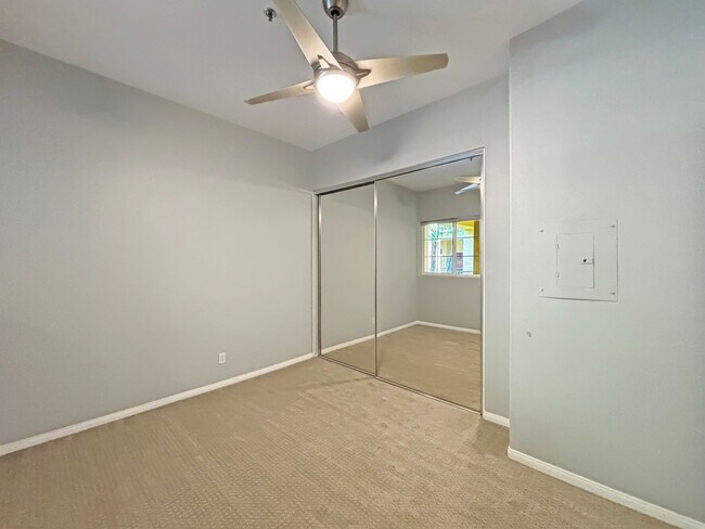Building Photo - Updated 2B/2BA Condo in Hillcrest W/ Parki...