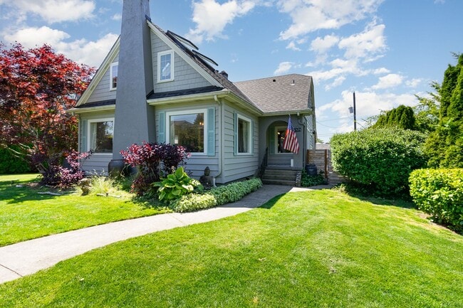 Building Photo - 1525 45th Ave SW