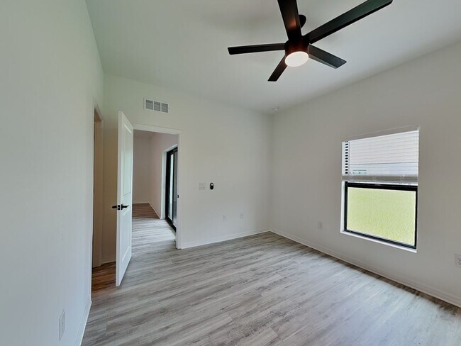 Building Photo - 473 Linden Ave S