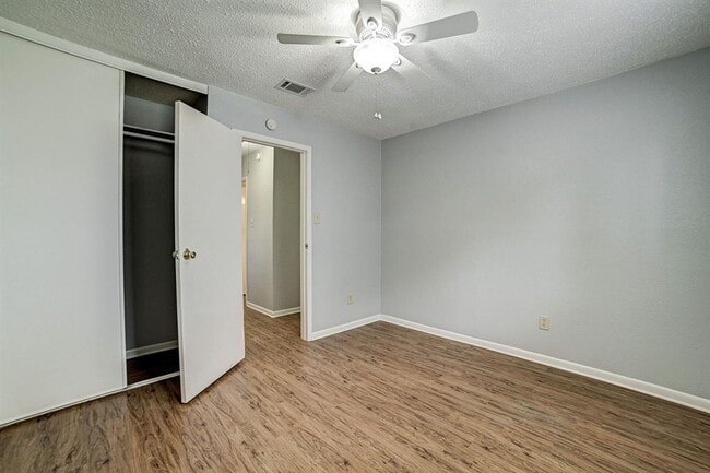 Building Photo - 2615 Lively Ln