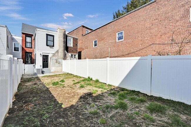 Building Photo - 4 Bedroom 2 Bath Home for Rent in SoWe Nei...