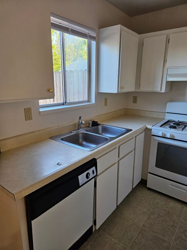 Building Photo - 1600 Fischer Ave