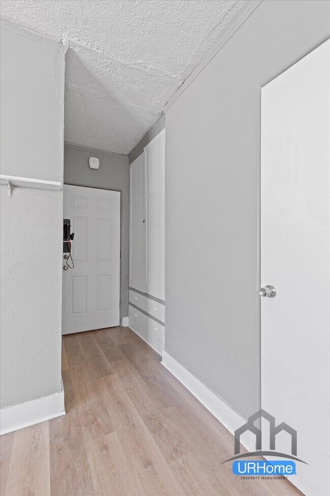 Building Photo - Exceptional Value: Charming Portland Studio ($1,100)