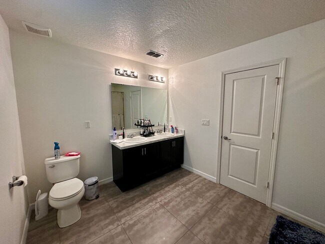 Building Photo - Discover the Charm of This Stunning 4-Bedr...