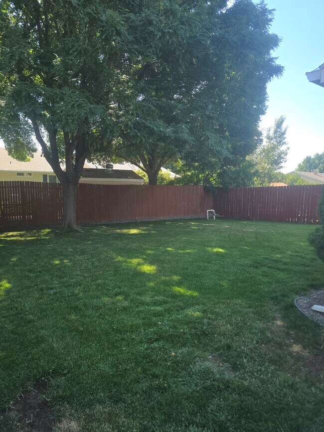 Building Photo - Beautiful townhouse with updated bathrooms. Available now!