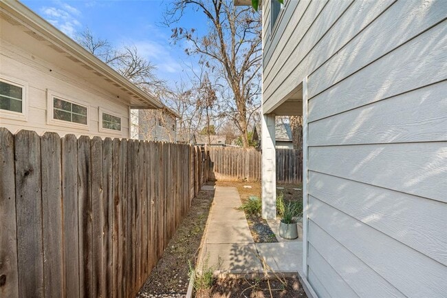 Building Photo - 1003 Fiesta St