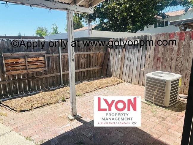 Building Photo - Darling, Spacious 3 bedroom Condo in beaut...