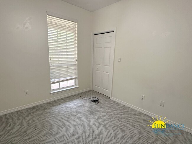 Building Photo - Stunning 5 Bedroom Home in Robledal Estates