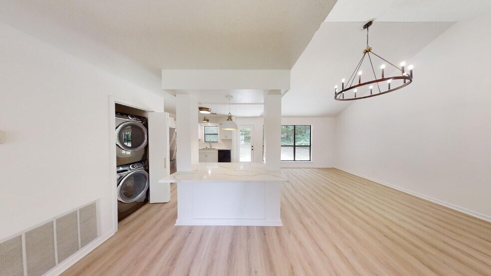 Building Photo - N Cedarbrook Bungalow