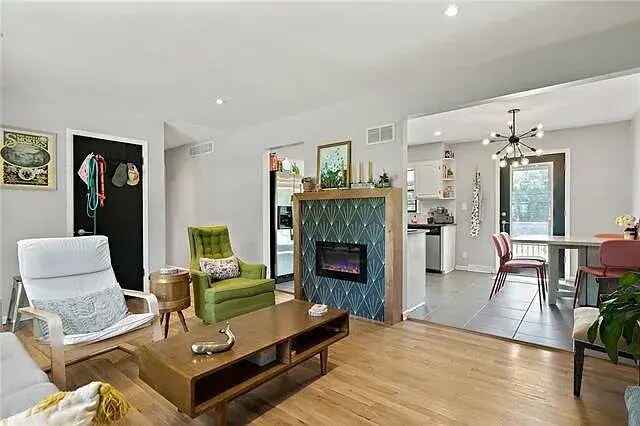 Building Photo - 319 E 100th Ter