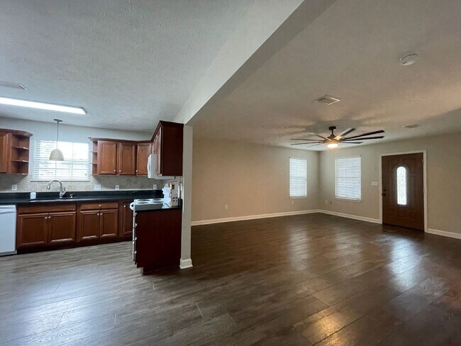 Building Photo - "Charming 3-Bedroom Retreat with 2 Baths i...